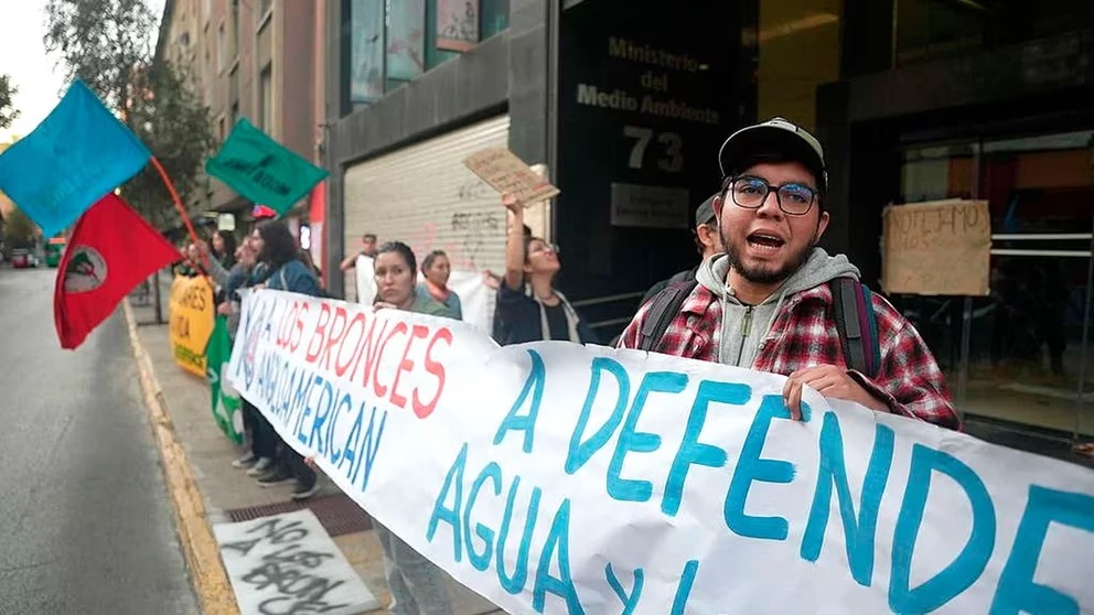 Manifestantes protestan contra el proyecto "Los Bronces Integrado", en las afueras de las oficinas del Ministerio del Medio Ambiente, ubicadas en el centro de Santiago. (Nicole Kramm Califal – Greenpeace)